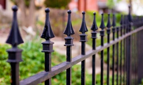 Jak odnowić metalowe ogrodzenie?